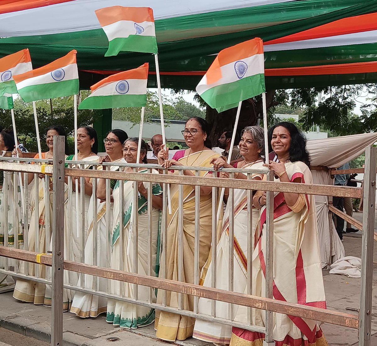 આજે વડાપ્રધાન શ્રી નરેન્દ્રભાઈ મોદી જ્યારે પાટનગરના મહેમાન બન્યા છે, ત્યારે વહેલી સવારથી ગાંધીનગર શહેર અને જિલ્લાના નાગરિકો તેમને આવકારવા રોડ શોમાં ભારત માતાના જય જયકાર સાથે મોટી સંખ્યામાં જોડાયા છે. આબાલવૃદ્ધ સૌ માં પ્રધાનમંત્રી શ્રીને આવકારવા અનેરો થનગનાટ જોવા મળી રહ્યો છે.