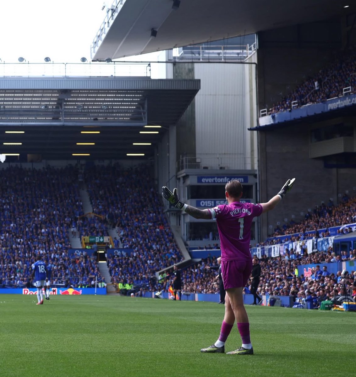 Jordan Pickford in the PL in 24/25 (FotMob):

- 1st in GK Player Rating (7.24)
- 1st in POTMs among GKs, 2nd in entire PL (8)
- 1st in Goals Prevented (6.2)
- T-1st in PK Saves (2)
- 1st in PK Save % (100)
- 3rd in Clean Sheets (12)
- 3rd in Save % (73.5)

Dynamite 🧨 #EFC