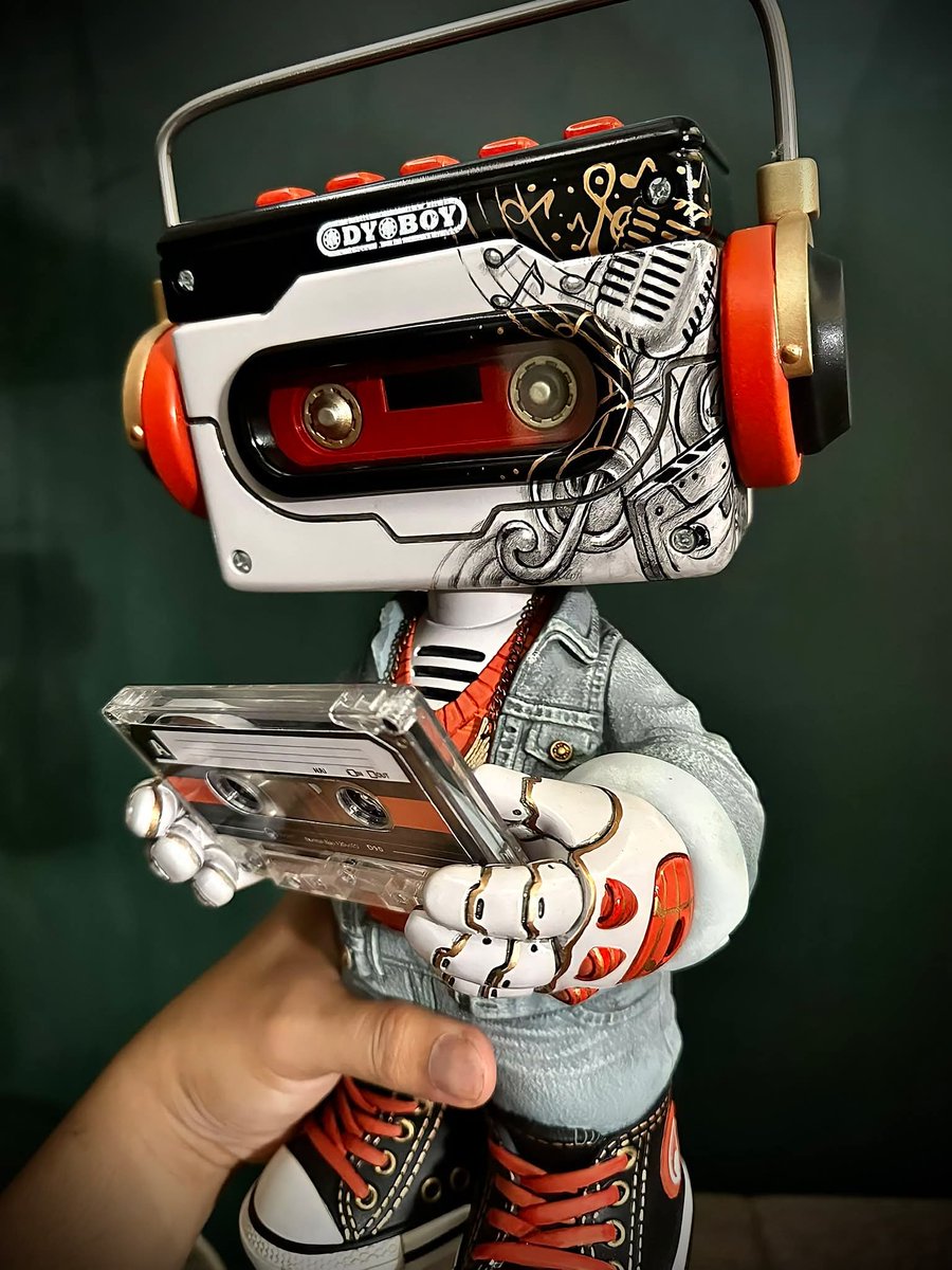 Odyoboy es un juguete artístico original diseñado por el artista Jerwin Villanueva, también conocido como Winvill.

Inspirado en los reproductores de casetes portátiles que le recuerdan su infancia, Jerwin espera compartir su amor por la música a través de Odyoboy.