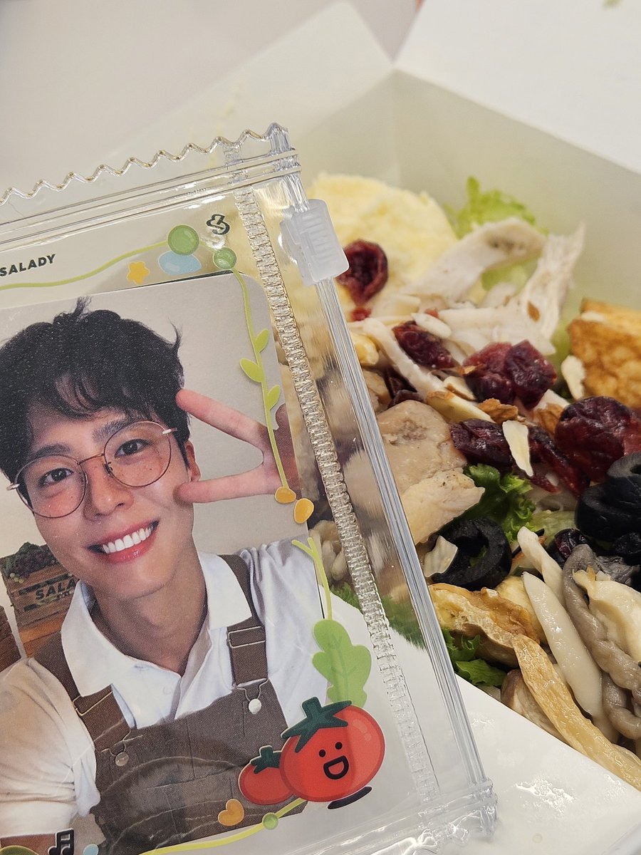 샐러디 하나 먹었을 뿐인데..
내 손에 반포자이 한남더힐 시그니엘 트리마제가🐰💚