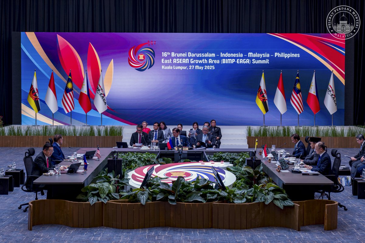 Hari kedua Sidang Kemuncak ASEAN Ke-46 bermula dengan persidangan Kawasan Pertumbuhan ASEAN Timur Brunei Darussalam-Indonesia-Malaysia-Filipina (BIMP-EAGA) Ke-16.

Dalam ucapan pembukaan, saya tekankan keperluan mempercepat integrasi ekonomi, memudah cara perdagangan rentas
