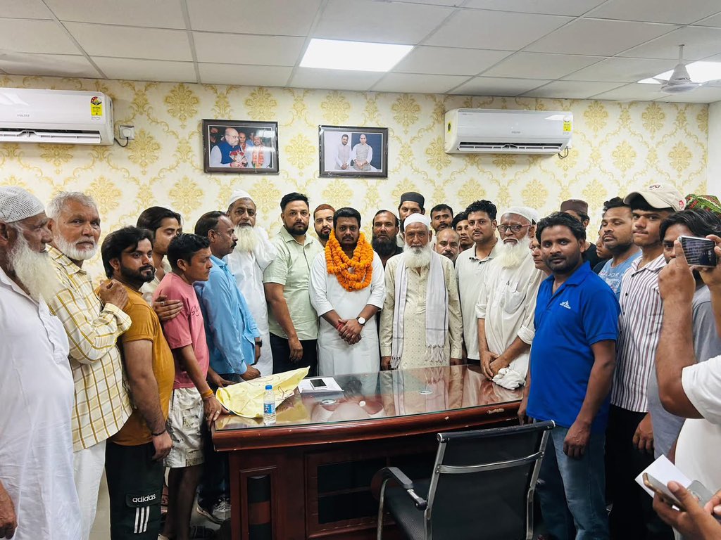 manojksonkarbjp's tweet photo. प्रशाशन द्वारा आए मेरे वार्ड में धार्मिक स्थलों पर बुलडोज़र चलाने के निर्णय को भाजपा प्रदेश अध्यक्ष जतिंदर पाल मल्होत्रा जी के प्रयासों द्वारा बुलडोज़र को नाकाम कर वापिस भिजवा दिया गया । 
इस कार्य से प्रभावित होकर स्थानीय लोगों द्वारा मेरे कार्यालय में आकर धन्यवाद प्रकट किया । https://t.co/Itk3rOOKnm