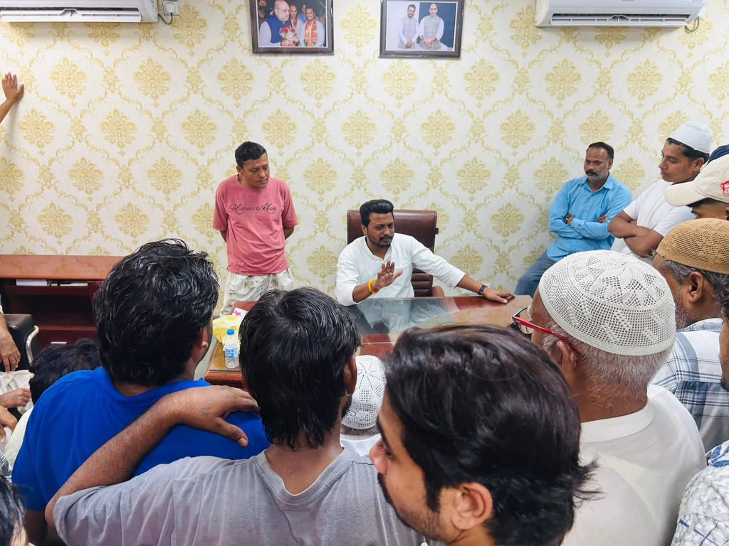 manojksonkarbjp's tweet photo. प्रशाशन द्वारा आए मेरे वार्ड में धार्मिक स्थलों पर बुलडोज़र चलाने के निर्णय को भाजपा प्रदेश अध्यक्ष जतिंदर पाल मल्होत्रा जी के प्रयासों द्वारा बुलडोज़र को नाकाम कर वापिस भिजवा दिया गया । 
इस कार्य से प्रभावित होकर स्थानीय लोगों द्वारा मेरे कार्यालय में आकर धन्यवाद प्रकट किया । https://t.co/Itk3rOOKnm