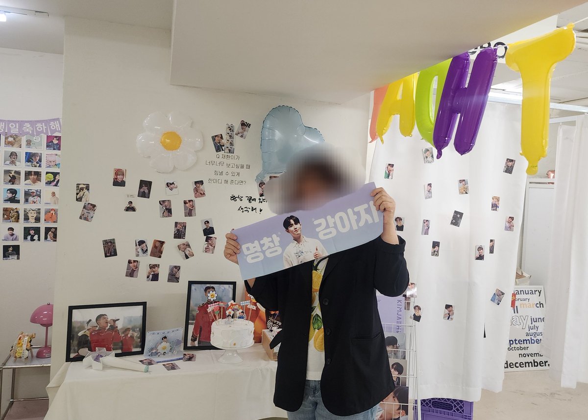 정신을 차려보니 8년째 재환이 생일카페를 다니고 있는거에요😆
멋있는 왕자님 그림으로 재탄생해버린 현수막이 시선을 사로 잡았어요
윈드님이 뽑기에서 받으신 슬로건도 나눔해주시고, 오랜만에 윈드들 만나서 반가웠던 사랑방 카페 꼬모였답니다

#5월의왕자님_김재환생일축하해