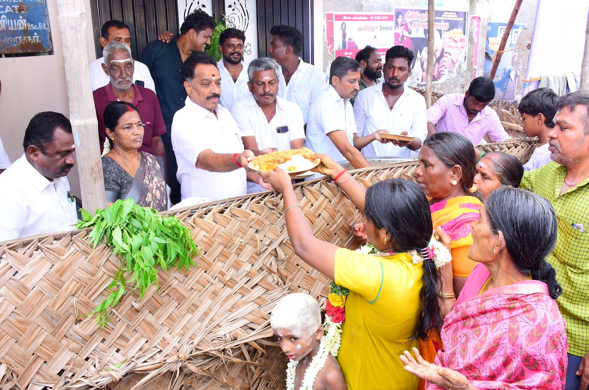 நம் கரூர் அருள்மிகு ஶ்ரீ மாரியம்மன் திருவிழாவினை முன்னிட்டு,
ஸ்டீபன் பாய்ஸ் சார்பில் ஏற்பாடு செய்யப்பட்டிருந்த அன்னதான நிகழ்வில் கலந்து கொண்டு பொதுமக்களுக்கு அன்னதானம் வழங்கிய போது...
#AIADMK #EPSfor2026 #MRV #KARUR