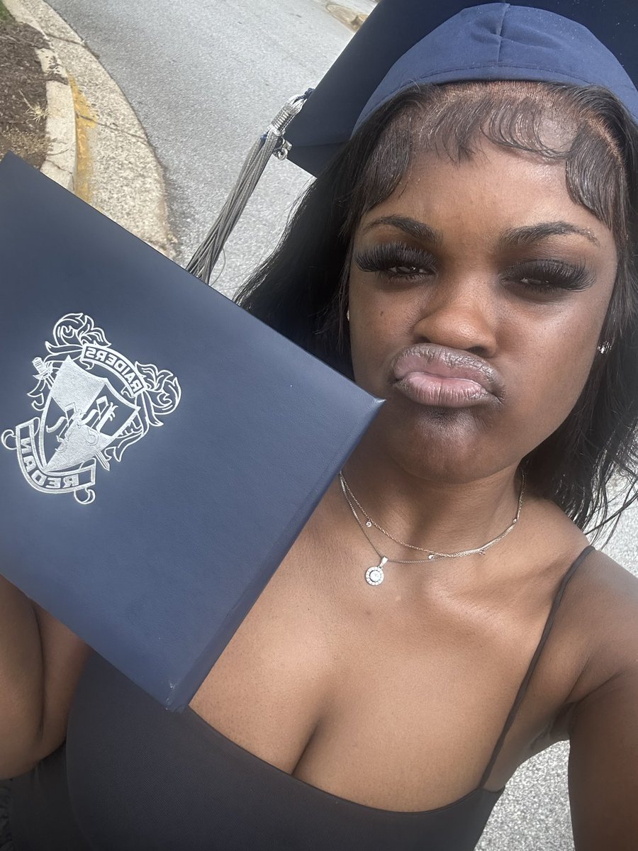 braazyydoll's tweet photo. BIG FISH👏🏾👩🏾‍🎓!!! https://t.co/DebAeMt06Q