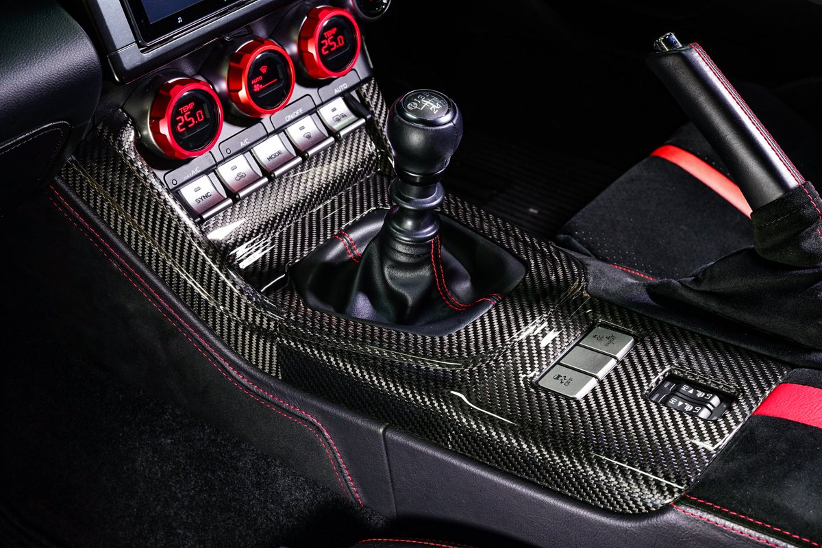 ドライカーボン製品の仕上げ比較です📸 1枚目：艶あり 2枚目：半艶 3枚