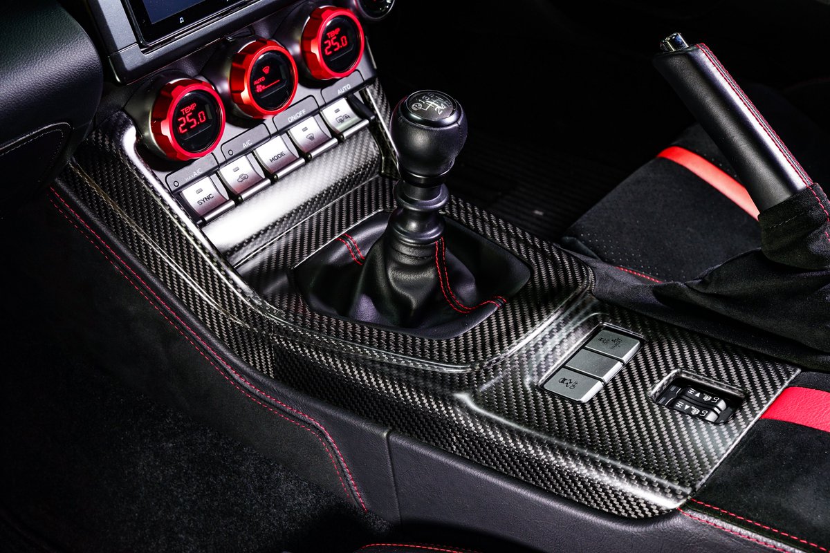 ドライカーボン製品の仕上げ比較です📸 1枚目：艶あり 2枚目：半艶 3枚