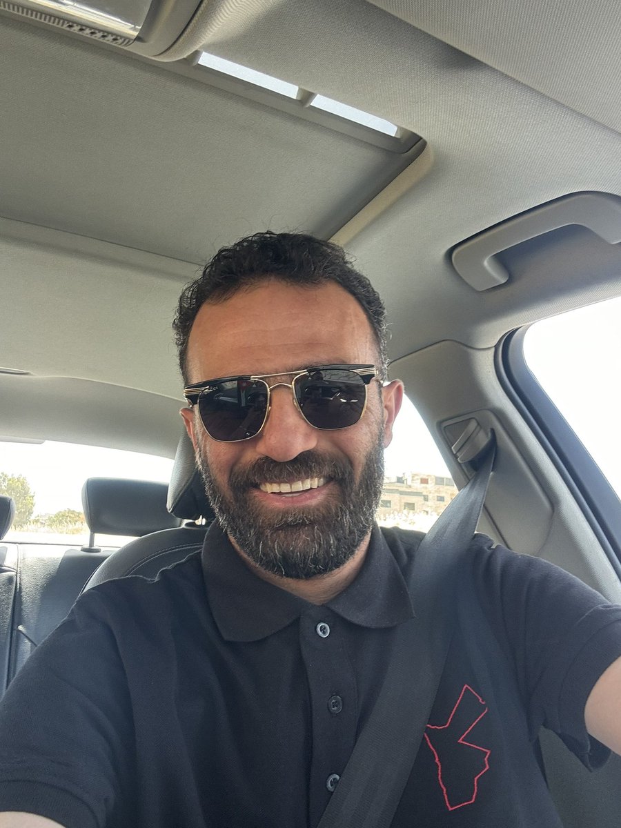 أنا من أرضٍ لا تنحني… من وطنٍ اسمه الأردن 🇯🇴

أنا من ترابٍ حر، سقته دماء الشهداء، من شعبٍ إذا قال فعل، وإذا وعد أوفى.
في عيوني نور الاستقلال، وفي قلبي نبض الراية التي لا تنكس.

هذا وطني… لا يُقاس بالمساحة، بل بالعزيمة. وطن لا يساوم، لا يضعف، لا ينكسر.

هنا السيادة قرار،