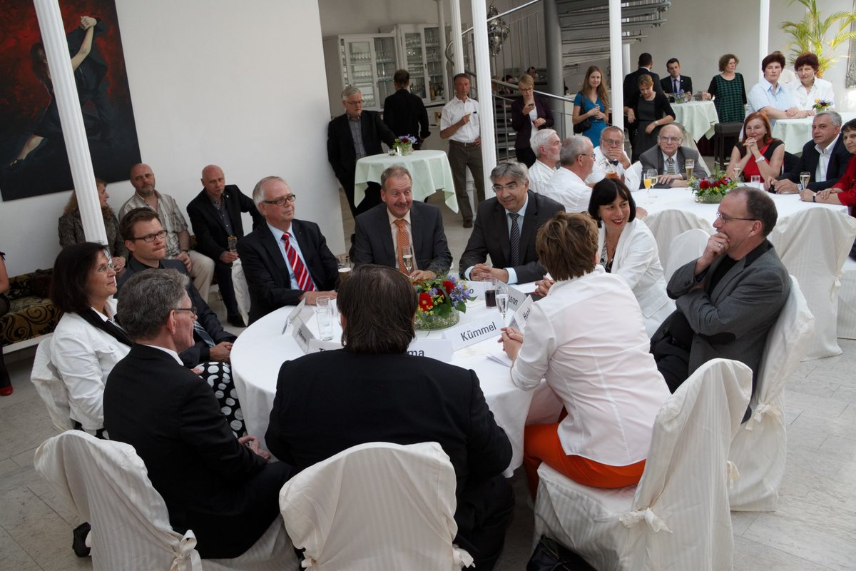 Helmut Thoma ist tot. Pionier des Privatfernsehens, prägte RTL und hatte Visionen wie ein „Volks-TV“. Auch in Erfurt war er zu Gast, z. B. bei der TLM zum Thema „Alter und Medien“. Schade, dass sich nicht alles realisierte – aber sein Werk bleibt. R.I.P.
n-tv.de/mediathek/vide…