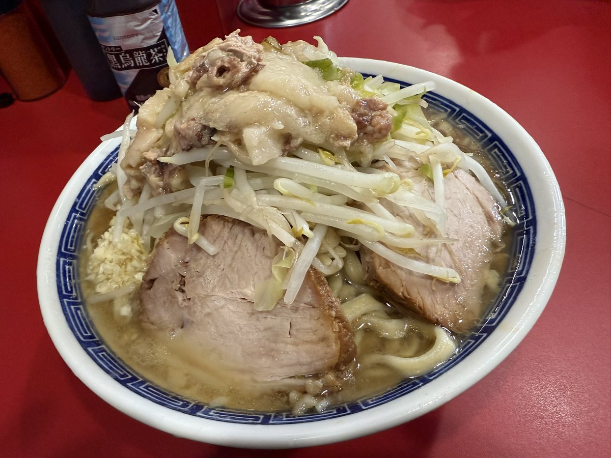 JunZ_007's tweet photo. 【ラーメン二郎 生田駅前店】#31
約3ヶ月ぶりのこちら。13:40の到着で空席あり。
大ラーメンニンニク少なめヤサイアブラ
久しぶりの生二はやはり旨過ぎで量が控えめだっただけにもっと食べたかった。
胡麻玉が終わり次は何で楽しませてくれるのか。冷やしも待ち遠しい。 https://t.co/WK5UyWeAb6