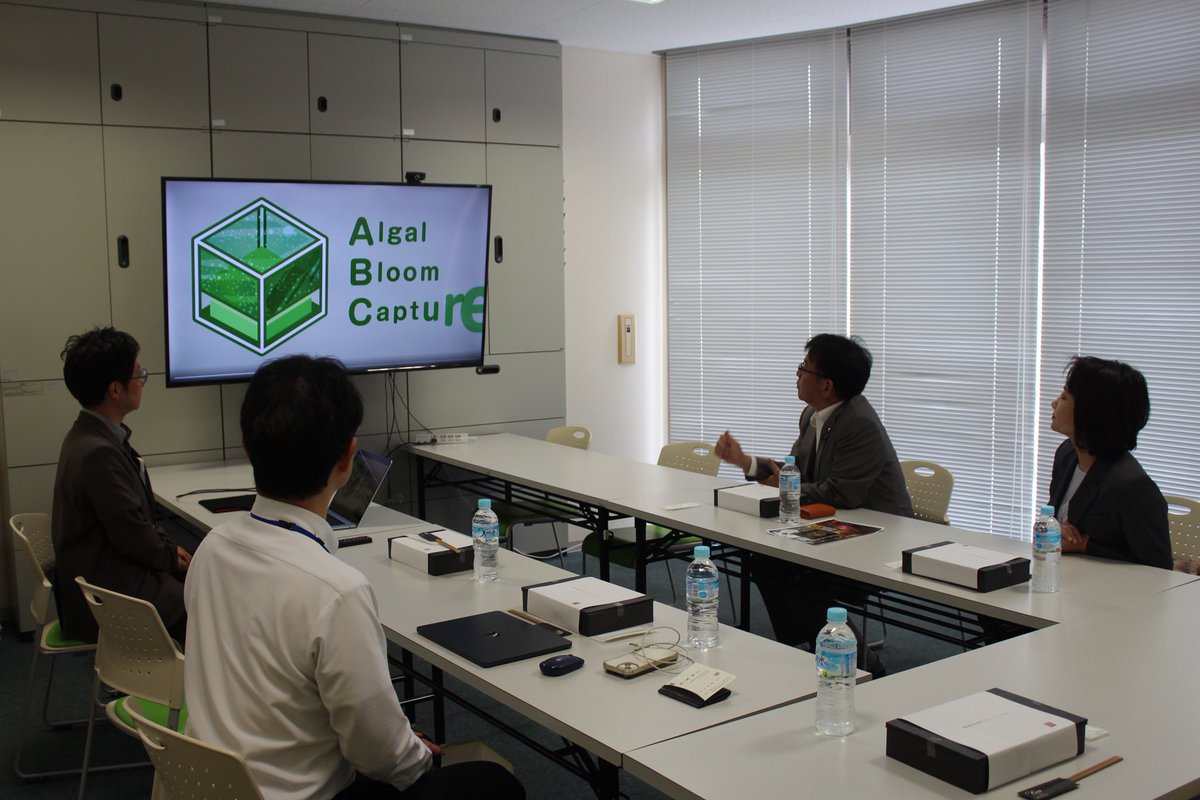 novelgen_co's tweet image. 昨日、弊社実証設備の視察とディスカッションのため、衆議院議員の上野賢一郎議員にご来訪いただきました。
Bloom Oysterを使用したびわこレストランROKUのお弁当の試食をしていただき、弊社の研究と事業計画を説明しました。
今後もご助言お力添えをいただきながら、研究開発と地域循環に尽力します。