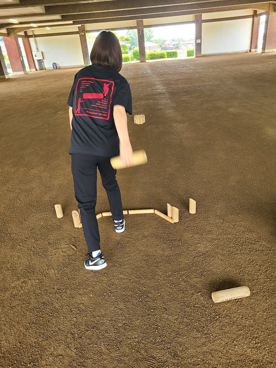 モルック体験会で横から出ないようにこうやってるの良いね😁