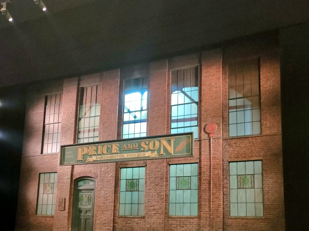 本日はこちらへお邪魔しています😊 #kinkybootsjp