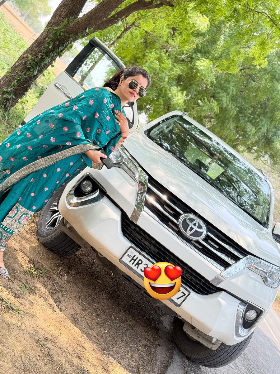 आये हो जो आँखों में कुछ देर ठहर जाओ,

एक उम्र गुजरती है एक ख्वाब सजाने में.........!!!
🌟🌼💫🧡❤️