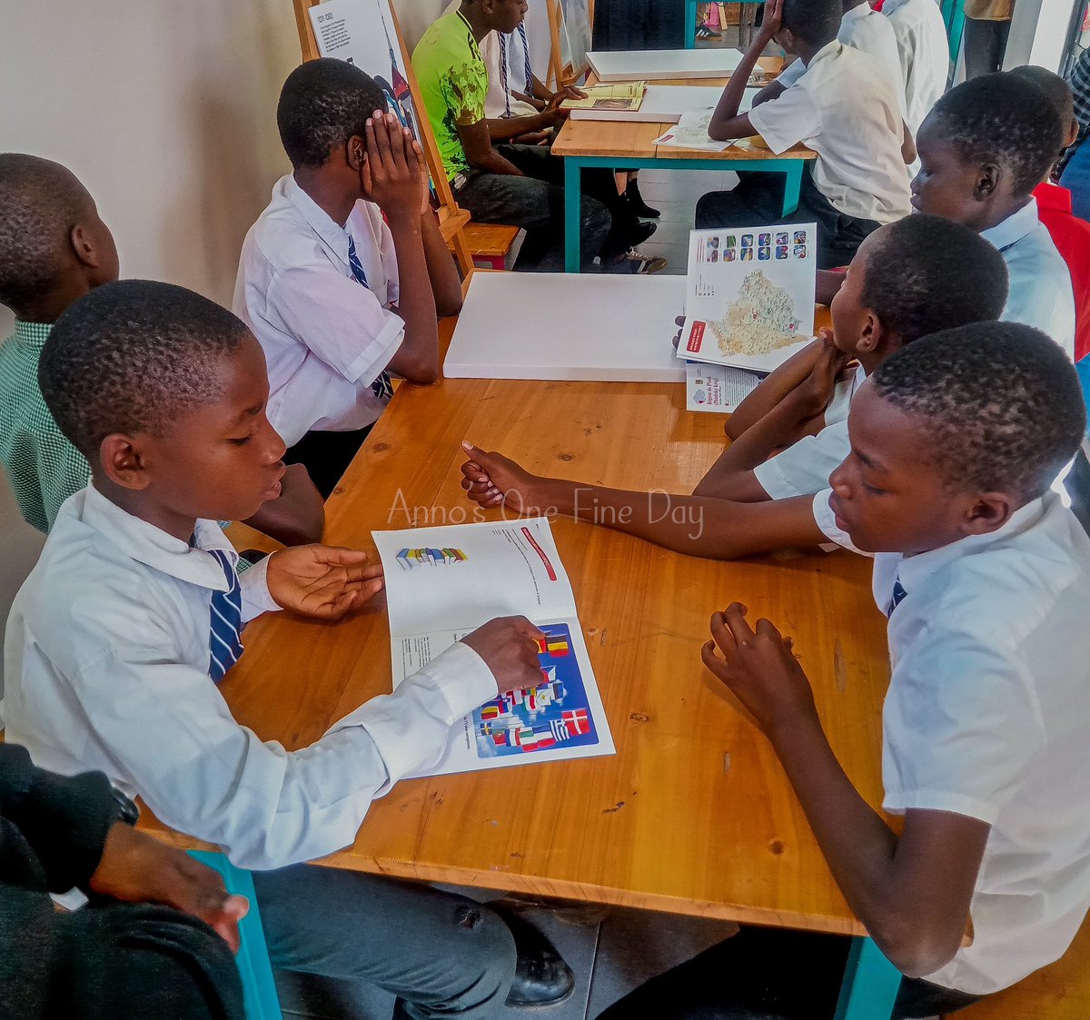 AOnefineday's tweet photo. We kicked of our new project on heroines. It was a pleasure to have @CZAmb_Nairobi H.E Ambassador Nicol Adamcova join & and a background of #CzechHistory focusing on female heroines and alongside Kenyan female heroines. Your story is inspiring . #ArtsIsfun cc @Ceska_centra https://t.co/CfRW0Dv0uh
