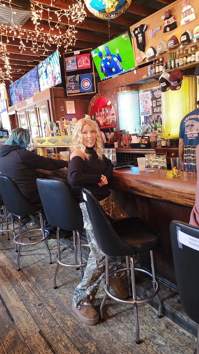 1bruins0625's tweet photo. spent the holiday weekend with my fam in chicago & you know i revisited #firehouse51 i also made my way to molly's (lotties) it was so surreal...miss the good ol days of #chicagofire #dawsey #chicagoone https://t.co/2Muv71R4m3