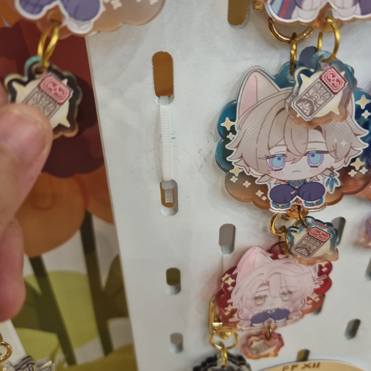 merch kita ada yg dicuri dari display, udh di zipties dan di paksa ambil begini sampai papan displaynya kotor, biasanya kalau ada yg beli last stock di display kita yg ambilin☝️

belum ngecek merch lain apa lagi sticker sheets di depan 😭