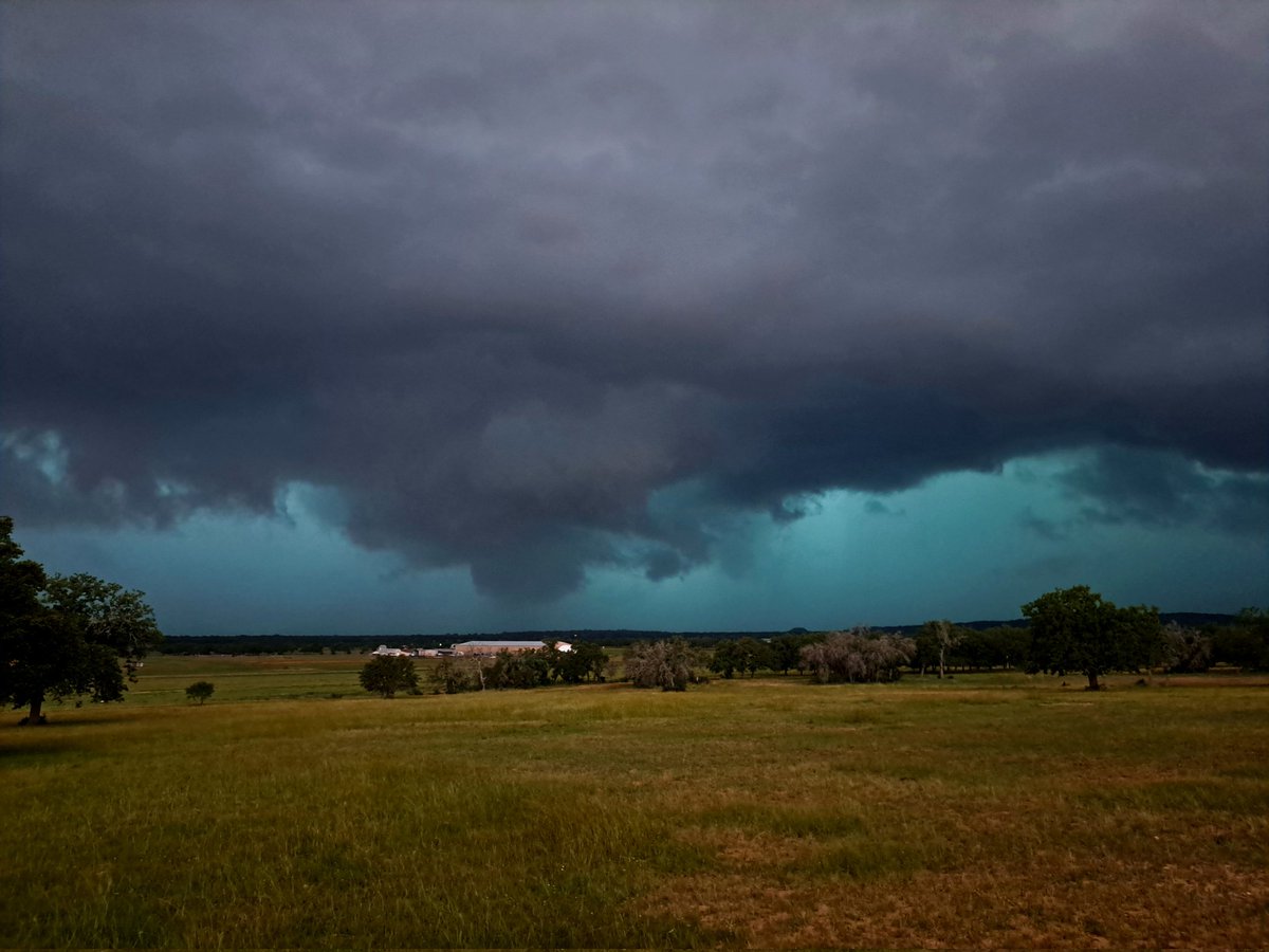 Naast de blikseminslag die we hadden kregen we ook weer te maken met een schitterende supercel! De lucht kleurde helemaal blauw/groen en dat is een teken van (grote) hagel. Verder hadden we ook weer een tornado (die foto is van reisgenoot Jonas van Gelder)!