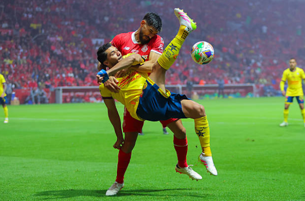 ⚽#LigaMX #LiguillaMX #DatoGEB

200 ediciones oficiales entre <a href="/ClubAmerica/">Club América</a> vs <a href="/TolucaFC/">Toluca FC</a> 

80 / América
56 / Empates
64 / Toluca

287 / Goles América
268 / Goles Toluca 

1° vez que Toluca vence a América en una Final, previamente había perdido 3 (Liga, C Campeones, Concacaf).