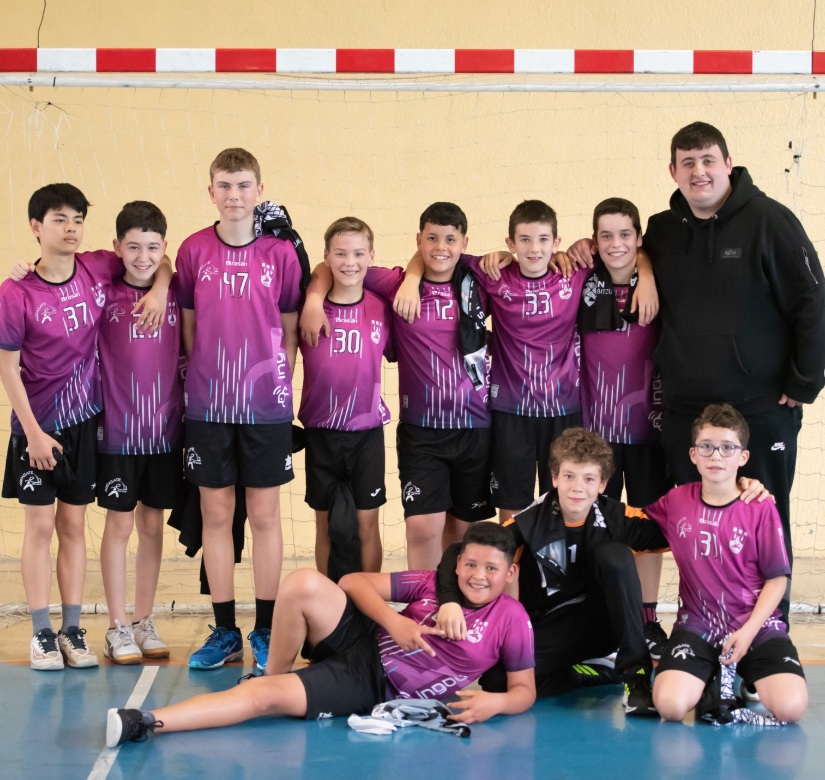 Equipación en rosa y negro #Rasán de nuestros amigos del @arrasateeskubaloi ☺ en su último partido de liga frente al Eibar.

Sus jugadores han demostrado un año más la gran cantera que tiene #Guipúzcoa en balonmano, posiblemente una de las más prometedoras de toda #España.
