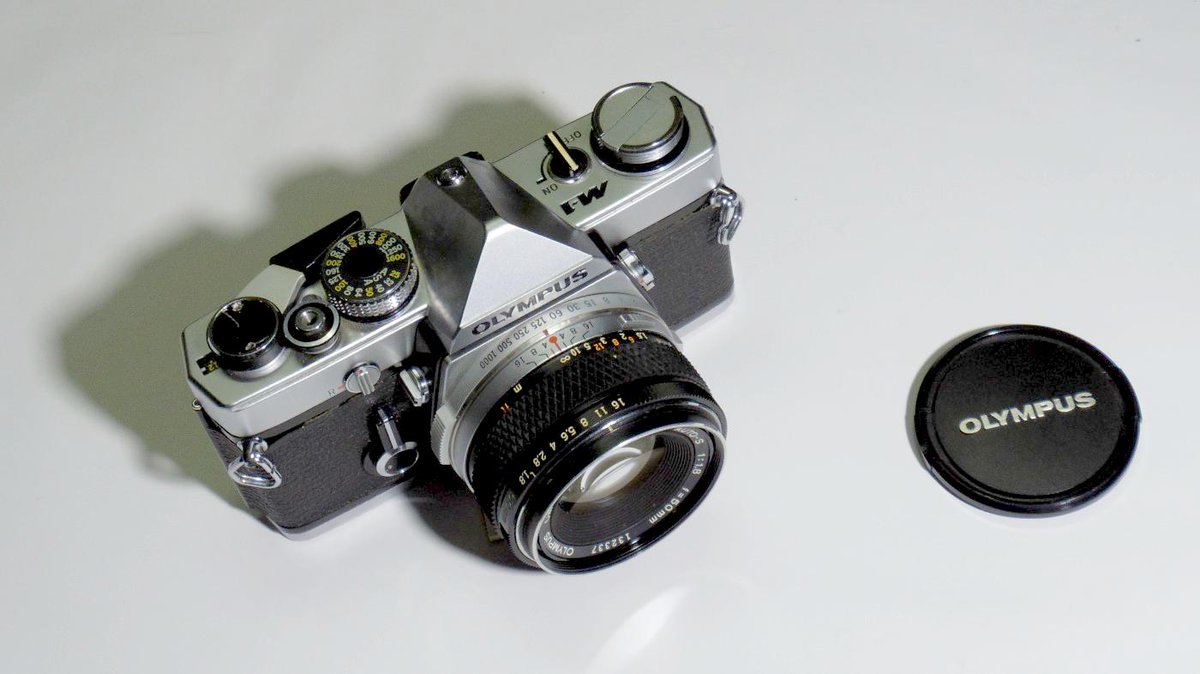 luis_izumi's tweet photo. カメラ修理
ミラーアップしたまま動かなくなっていたM-1(OM-1)、バラしてみたらボデー内にモルトくずがいっぱいイッパイだったので清掃して組み上げたら動いた!!
しばらく動作テストしていたら巻き上げが時々スリップする。ウ~ン、また気が向いた時に直そッ。
#OLYMPUS #OM_1 https://t.co/8Ry0vm1lLE