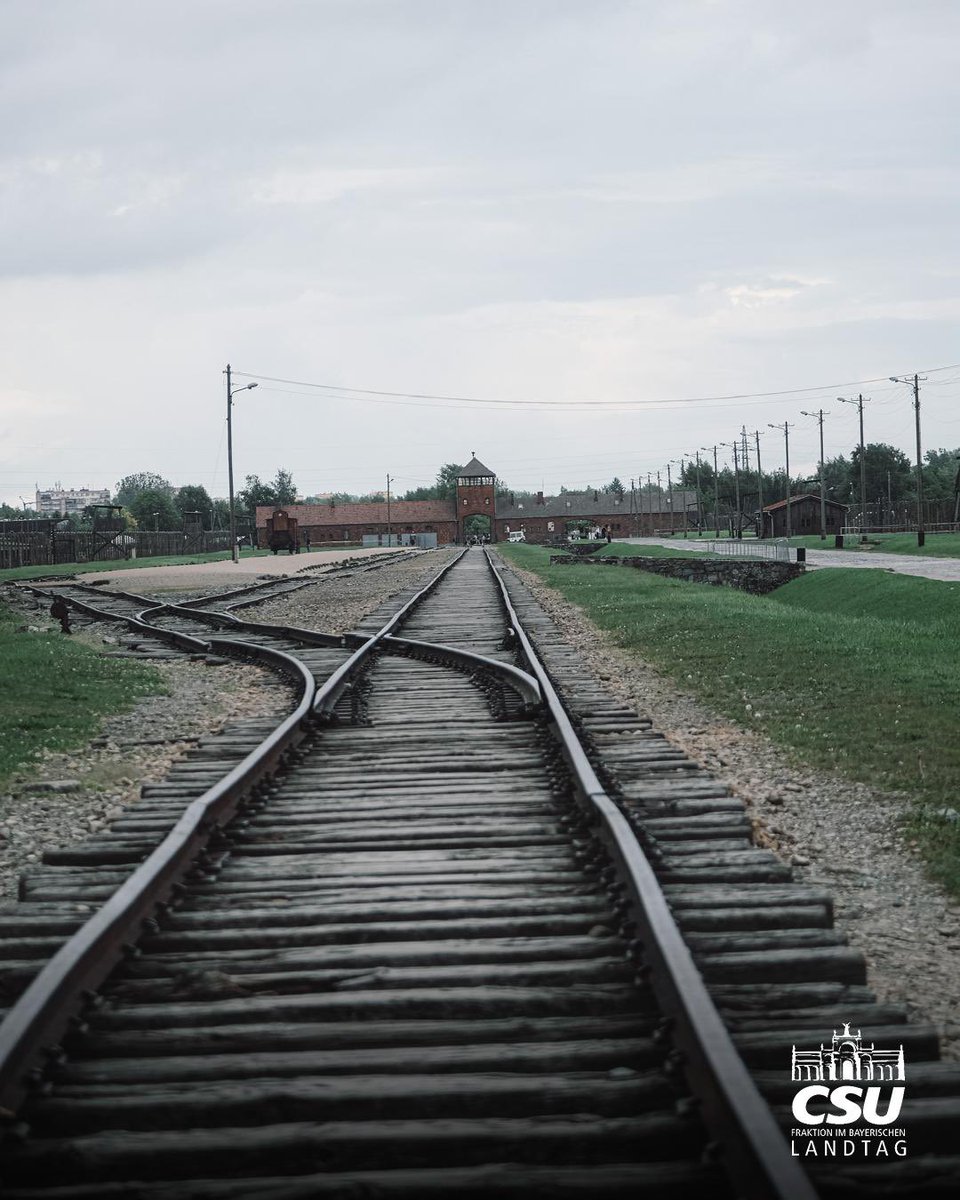 Klaus Holetschek (@klausholetschek) on Twitter photo Erster Tag der Fraktionsreise nach 🇵🇱: Besuch der KZ-Gedenkstätte Auschwitz-Birkenau: Mahnung und Verantwortung.
Mit <a href="/Markus_Soeder/">Markus Söder</a> gedachten wir als <a href="/csu_lt/">CSU-Landtagsfraktion</a> der Opfer des Holocaust – mit Kranzniederlegung und Eintrag ins Gedenkbuch.
Auschwitz mahnt: Nie wieder!
Politische Erster Tag der Fraktionsreise nach 🇵🇱: Besuch der KZ-Gedenkstätte Auschwitz-Birkenau: Mahnung und Verantwortung.
Mit <a href="/Markus_Soeder/">Markus Söder</a> gedachten wir als <a href="/csu_lt/">CSU-Landtagsfraktion</a> der Opfer des Holocaust – mit Kranzniederlegung und Eintrag ins Gedenkbuch.
Auschwitz mahnt: Nie wieder!
Politische