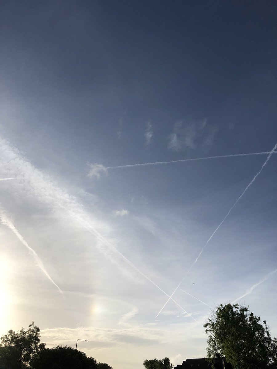 nush_ARt's tweet photo. Good mourning from South London
#chemtrails #geoengineering #whataretheyspraying #lookup #wakeup https://t.co/MzuG2xdLoE