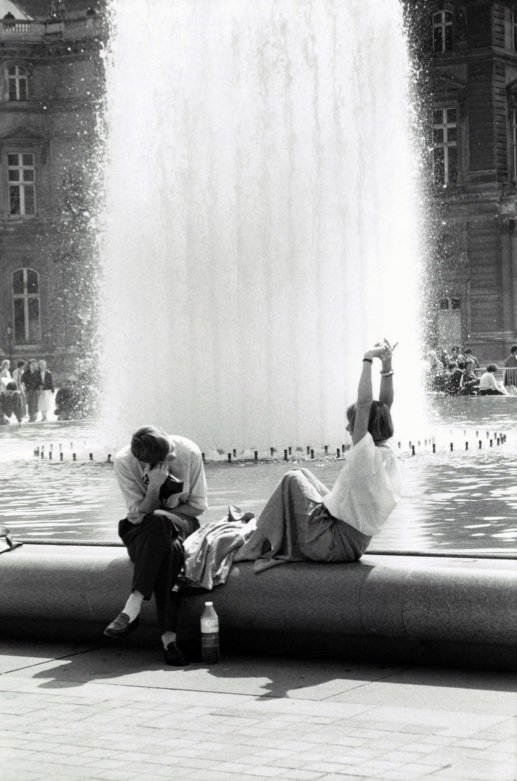 Bonjour. 😊☕️🥐

📷 Elliott Erwitt. 
La fontaine du musée du Louvre 
1989. Paris