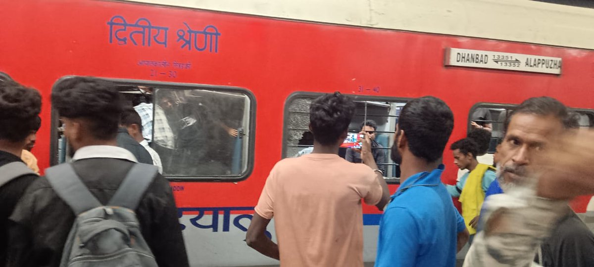 DikshaSingh7522's tweet photo. ओडिशा:एलपी एक्सप्रेस पर पथराव,तीन युवक गिरफ्तार
#ODISHA #TRAIN #PATHRAV https://t.co/fpf6GZFCpW