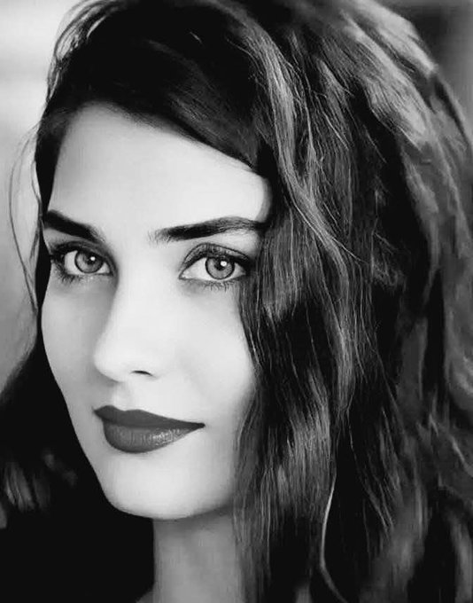 بضغطة زر أدمر كل اوهامكِ ، زر الحب يعيدكِ الى مداراتي وافلاكي مرةً آخرى .