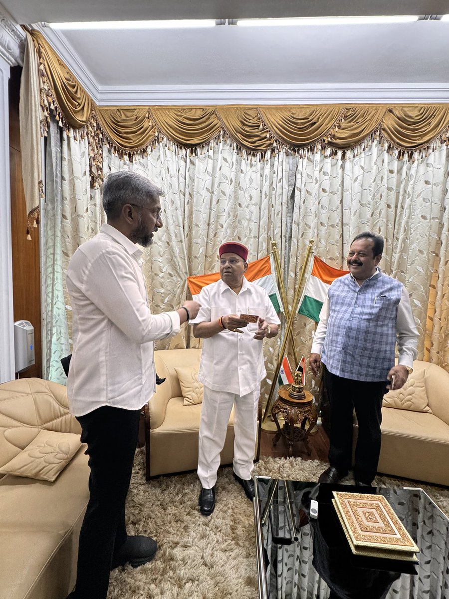 ನಿನ್ನೆ ರಾಯಚೂರು ಕೃಷಿ ವಿಶ್ವವಿದ್ಯಾಲಯದ 14ನೇ ಘಟಿಕೋತ್ಸವ ಕಾರ್ಯಕ್ರಮವನ್ನು ರಾಜ್ಯದ ರಾಜ್ಯಪಾಲರಾದ  ಥಾವರ್ ಚೆಂದ್ ಗೆಹ್ಲೋಟ್, ಕೃಷಿ ಮಂತ್ರಿಗಳಾದ ಎನ್ ಚೆಲುವರಾಯಸ್ವಾಮಿ ಮತ್ತು ಮಾಜಿ ಬೆಂಗಳೂರು ಯುವ ಕಾಂಗ್ರೆಸ್ ಅಧ್ಯಕ್ಷರಾದ ರಘುವೀರ್ ರವರೊಂದಿಗೆ ಆನ್‌ಲೈನ್‌ ಮುಖಾಂತರ ಭಾಗವಹಿಸಲಾಯಿತು. 

Yesterday attended the 14th convocation