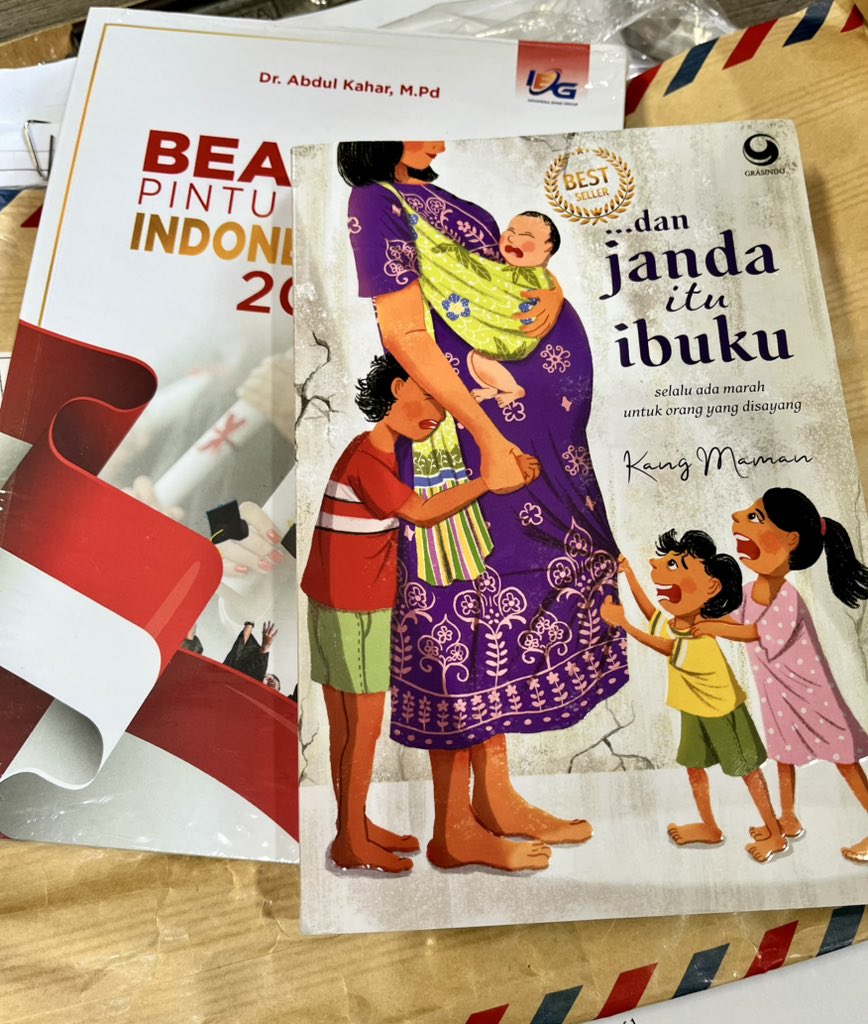 Terima kasih atas hadiahnya ya om ✨
Menambah koleksi buku.