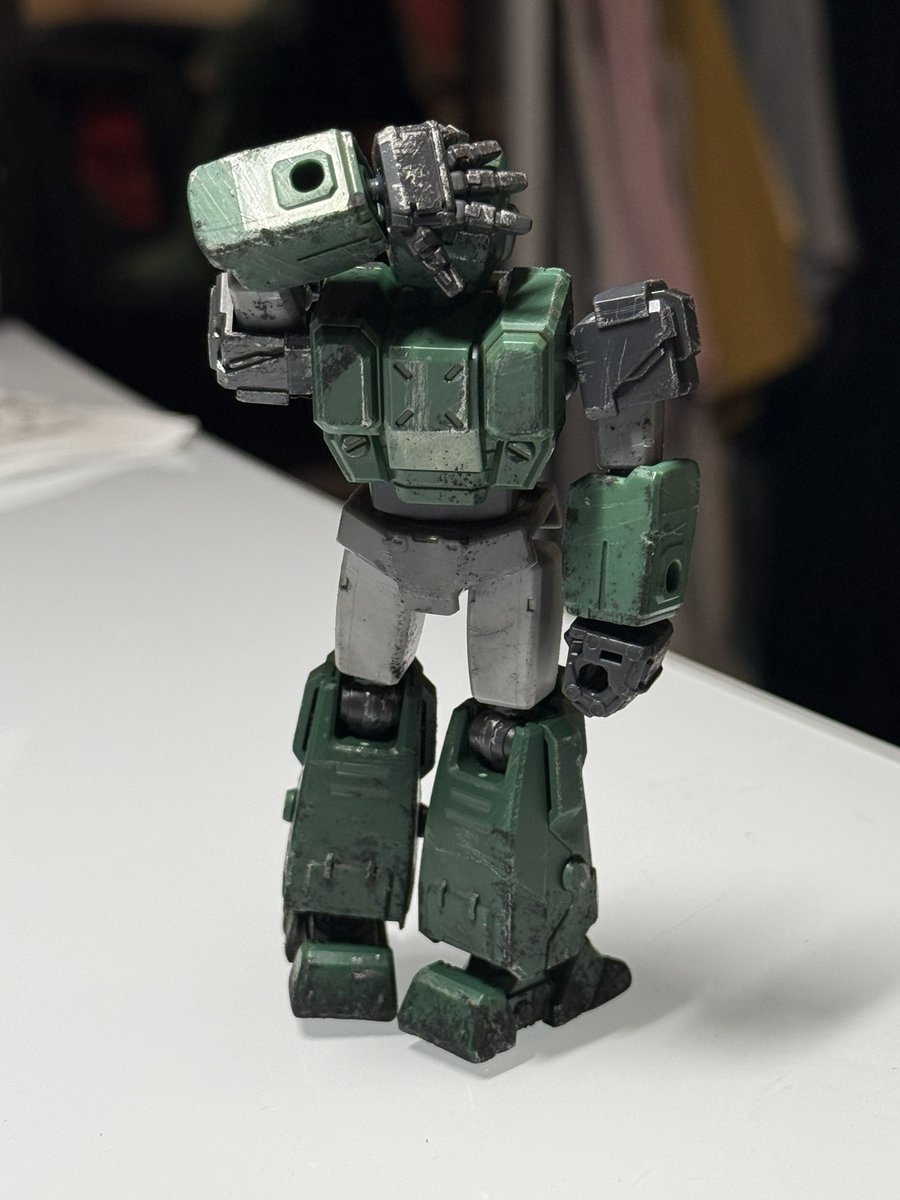 ive never weathered/customized a kit before but i wanted to test it out on my hound blokee i got yesterday.. i went kinda overboard cause i was trying to try out every technique but he looks so tired.. tired of these mining shifts.. sorry hound :(
