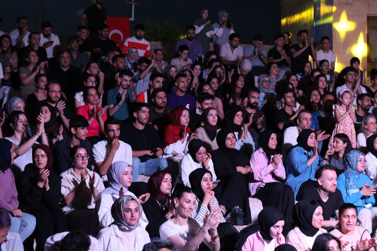 Avrupa Günü konser turnesi kapsamında caz sanatçıları Sibel Köse ve Kamil Erdem Şanlıurfa'da, Harran Üniversitesi Amfi Tiyatrosu'nda sahne aldı! İkiliye Alman flütçü Mark Alban Lotz ve Macar davulcu Péter Somos eşlik etti.

🇪🇺🇹🇷