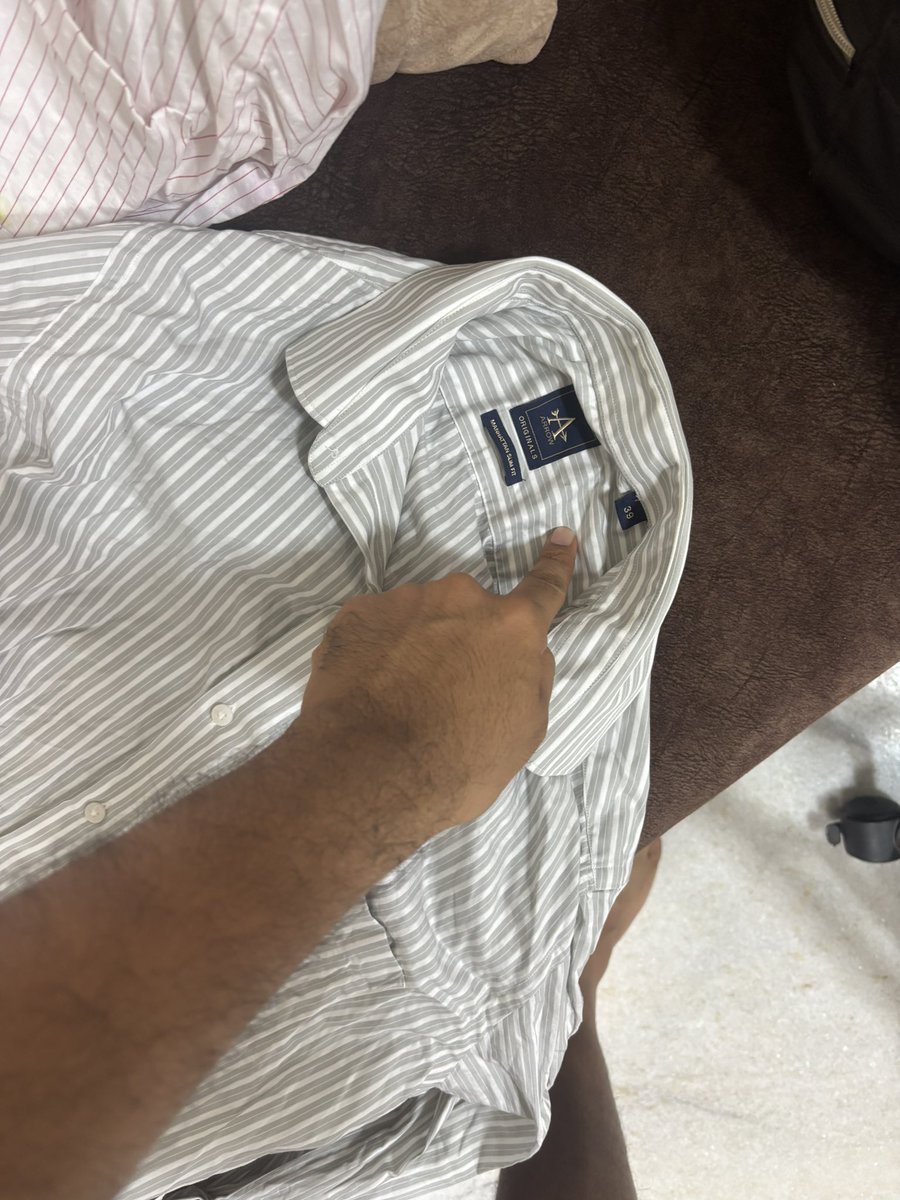 vinitshah_93's tweet photo. Never trust @AJIOLife @AjioCares for your purchases! Biggest scammer! They will go ahead to blame their logistic partner as well!

Order 3 shirts from Ajio! Were not proper in size so returned. Guy came to pick up. My mom gave it to them. Got no otp or confirmation for pick up. https://t.co/zwphYsiD6o