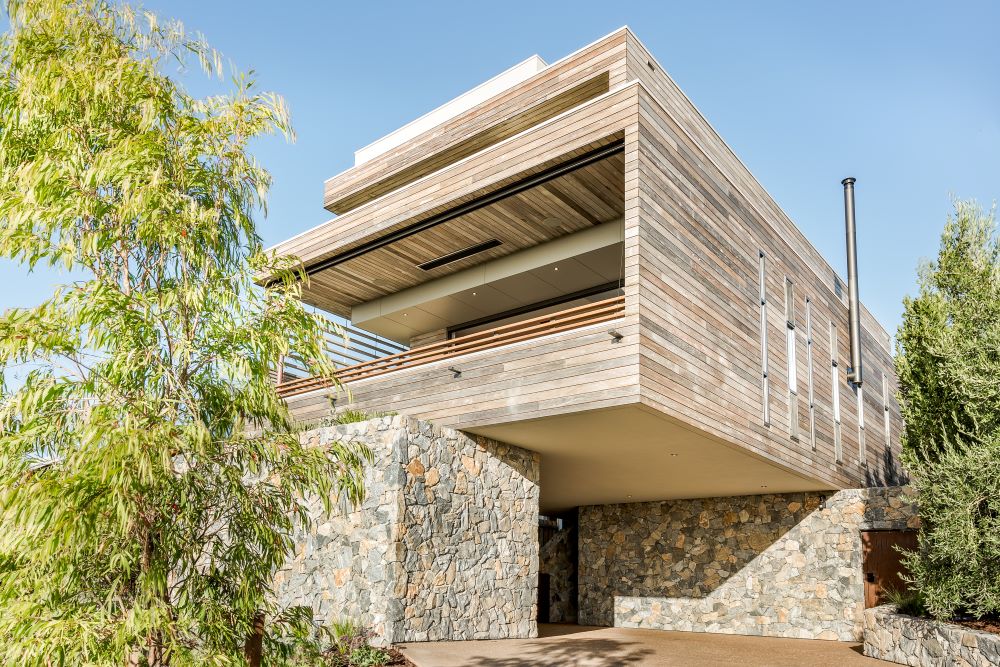 luxcustomhomes's tweet photo. Perched above Yallingup’s main beach, this stunning modern beach house by Tallwood Constructions blends luxury and sustainability with breathtaking ocean views.  https://t.co/X7TU4O3RQz https://t.co/P5nkrEAG5S