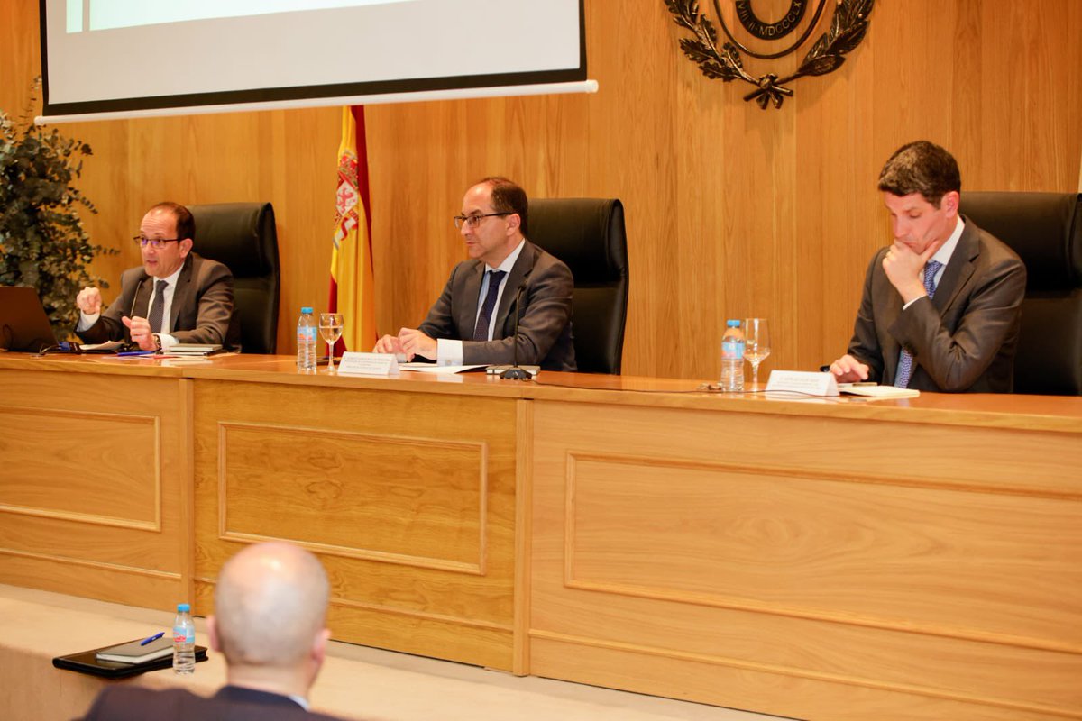 Ayer celebramos en nuestro decanato la I Jornada del Congreso Internacional sobre “Garantías reales: perfiles críticos y comparados”
📸Mesa de ponencias