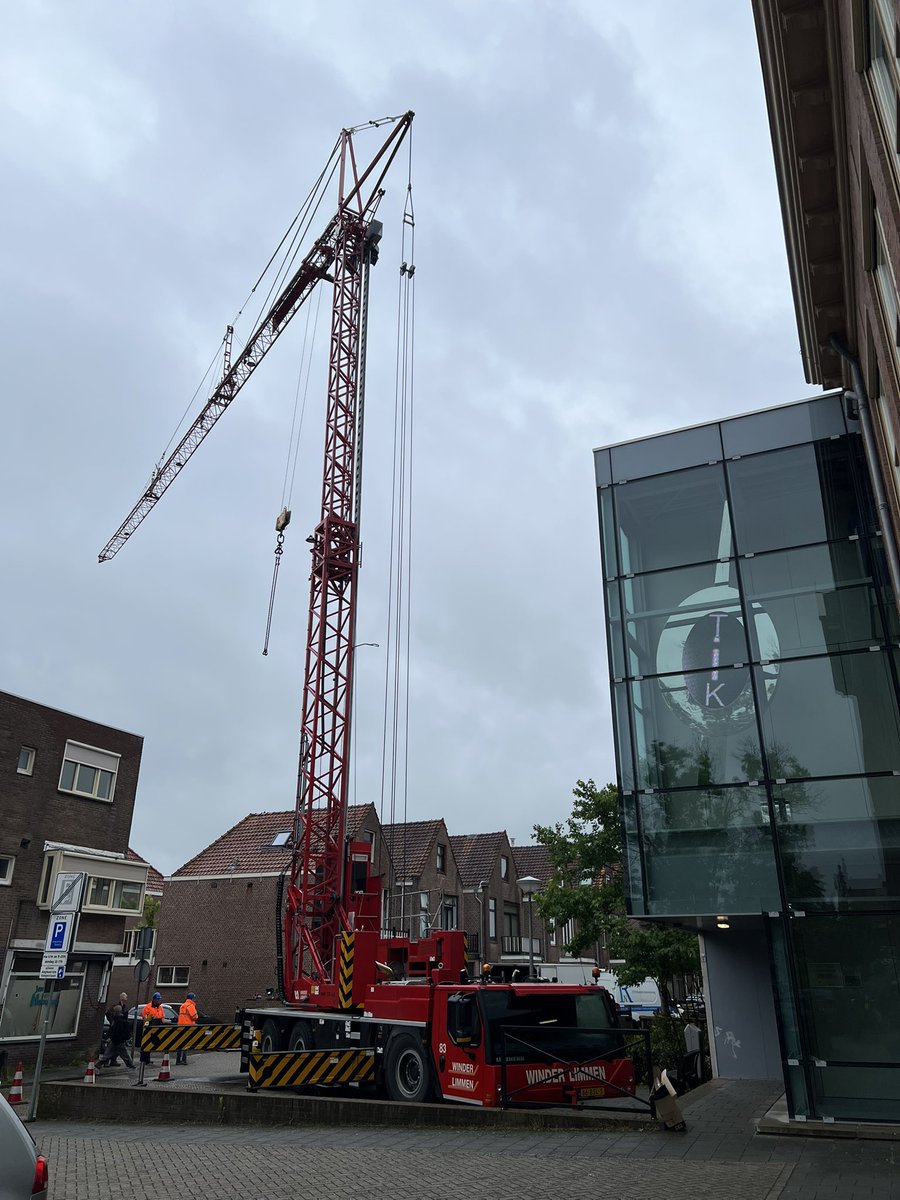 Goedemorgen! Vandaag de plaatsing van nieuwe klimaatinstallaties op ons dak. Zocherstraat en Groenelaantje zijn wat krap vandaag dus. #Alkmaar