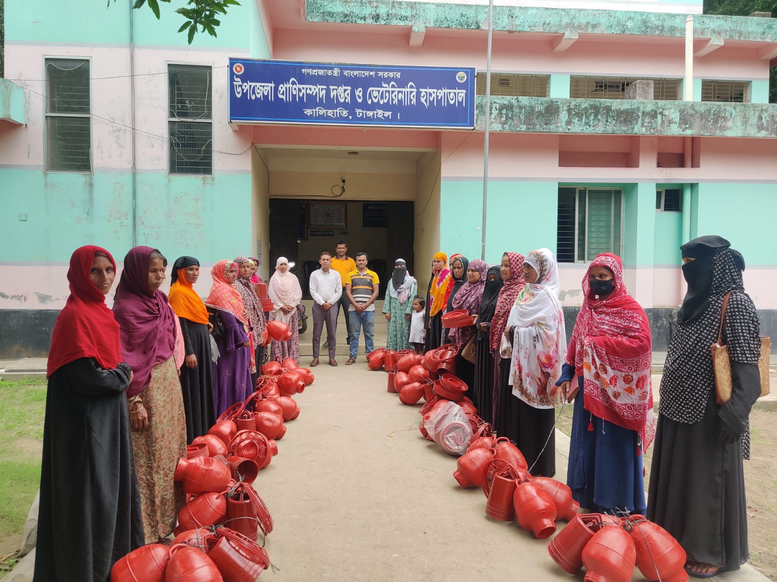 কালিহাতিতে মুরগী পালনকারীদের মাঝে ফিডার ও ড্রিংকার বিতরণ