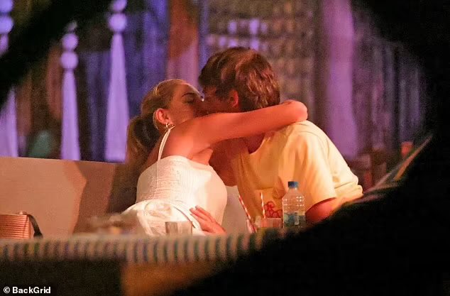 LTHQItaly's tweet photo. Louis e Zara in Costa Rica recentemente ! 

(Non eravamo pronte 💔) https://t.co/DKDy7GP0bH
