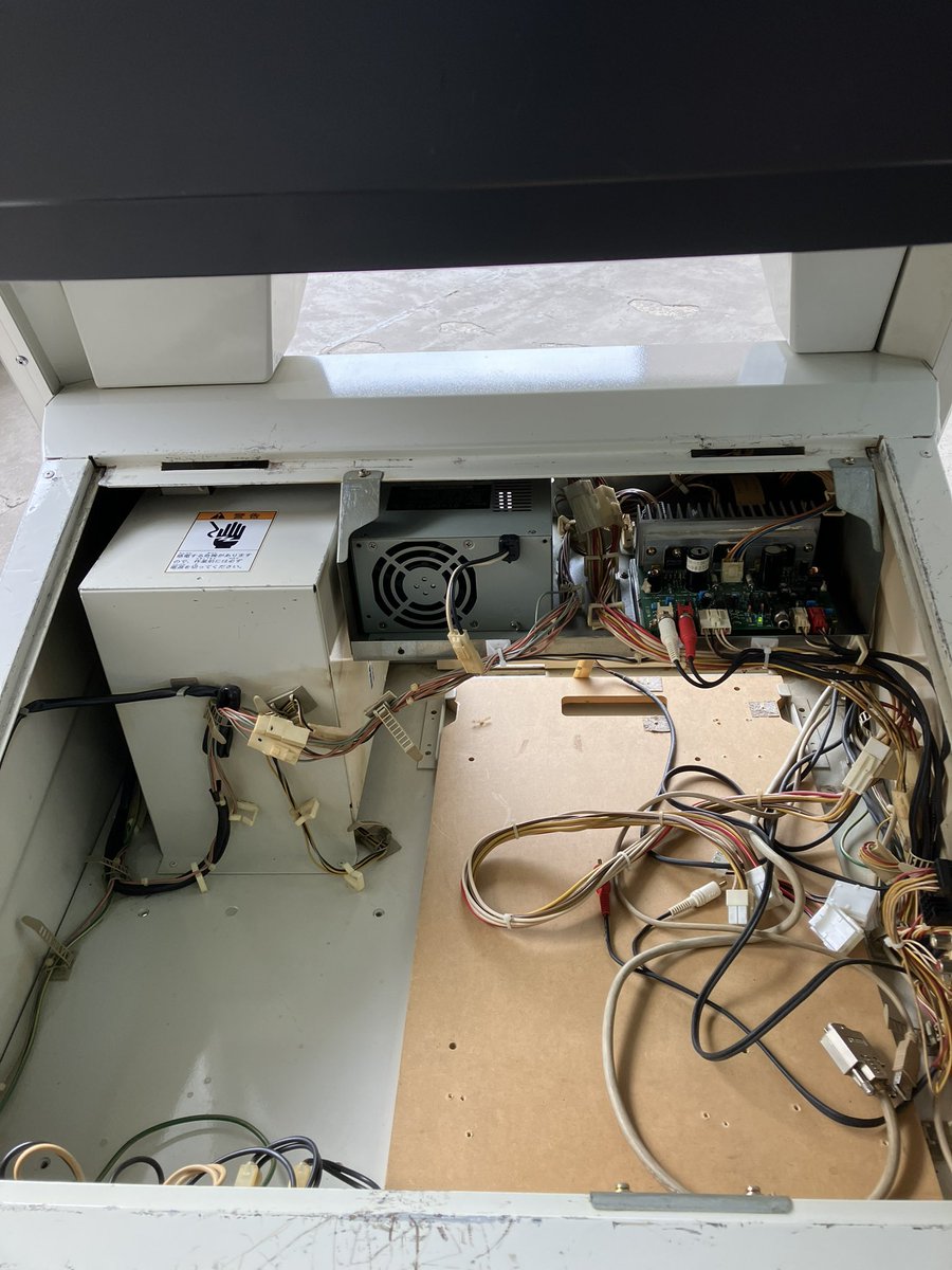 仕事場で基板のテスト用に使っているネットシティのレギュレーターの冷却ファンが回ってない。注文か〜と思いつつ、この前ノアールのモニターから外した、まだ使用可能な中古のファンがあったことを思い出した。ラッキー！12V1.4A、サイズも一緒。
問題なく回りましたー👍