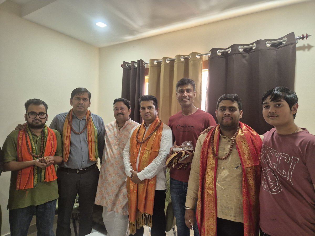 आज काशी विश्वनाथ धाम के सप्तऋषि आरती के मुख्य पुजारी आदरणीय गुरु अनूप त्रिपाठी जी से दिव्य आशीर्वाद प्राप्त हुआ।

गुरुजी ने स्वयं महादेव को अर्पित रुद्राक्ष मुझे पहनाया और पूजा का पावन तिलक मेरे मस्तक पर लगाया। यह अनुभव मेरे जीवन के सबसे पावन और आध्यात्मिक क्षणों में से एक रहा।