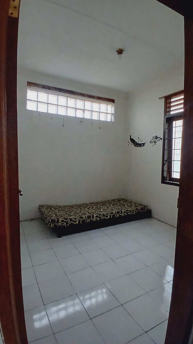 audy_yolo's tweet photo. Halo semua, buat para mahasiswi atau pekerja cewe yang masih cari kos wilayah Bandung (dekat Gasibu). Aku mau promosikan kosanku. Siapa tau ada yang berminat.
Fasilitas : kasur dan lemari tiap kamar, mini kitchen, kamar mandi luar.

Boleh DM aja yaa ~ Thanks 😇😇 https://t.co/mNfMqZNeAk