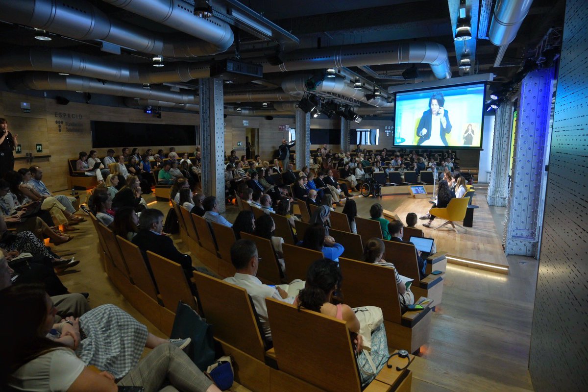 Espacio Fundación Telefónica (@espacioftef) on Twitter photo <a href="/ProFuturo_/">ProFuturo</a> <a href="/Planeta_Futuro/">ELPAÍS PlanetaFuturo</a> <a href="/FundlaCaixa/">Fundación ”la Caixa”</a> 📘 Cierra el acto Luis Prendes (<a href="/fundacionTef/">Fundación Telefónica</a>):
💬 “No solo hemos hablado de educación y tecnología, hemos hablado de esperanza”, Luis Prendes.
Gracias por sumarte a este #DíaMundialDeÁfrica.
🎥 Muy pronto el evento completo en nuestra mediateca youtube.com/@culturasiglo2… <a href="/ProFuturo_/">ProFuturo</a> <a href="/Planeta_Futuro/">ELPAÍS PlanetaFuturo</a> <a href="/FundlaCaixa/">Fundación ”la Caixa”</a> 📘 Cierra el acto Luis Prendes (<a href="/fundacionTef/">Fundación Telefónica</a>):
💬 “No solo hemos hablado de educación y tecnología, hemos hablado de esperanza”, Luis Prendes.
Gracias por sumarte a este #DíaMundialDeÁfrica.
🎥 Muy pronto el evento completo en nuestra mediateca youtube.com/@culturasiglo2…