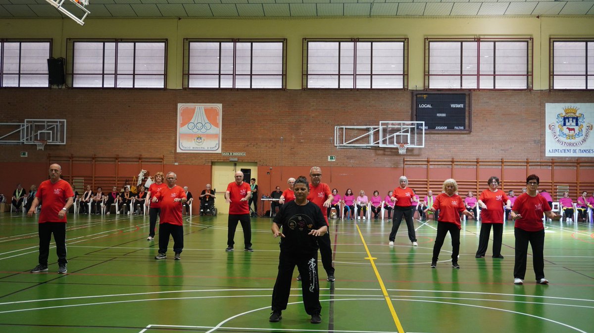 🧘‍♀️El pavelló Luis Vilar ha acollit hui les diverses exhibicions de gimnàstica, ioga i taitxí de les persones majors que aquests dies estan participant en les activitats de la Setmana de les Persones Majors de #Manises 🧓 Aquesta vesprada continuarem amb el taller de teatre! 🎭