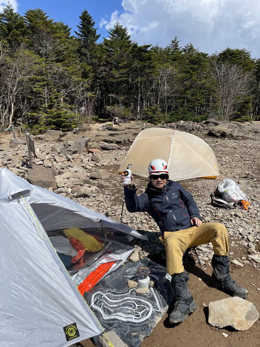 thunder_74's tweet photo. はじめての登山用テントとしてルナーソロを使ってきましたが、これ一択だと色々厳しいかもと感じたレビュー🏕️
長所は軽量コンパクトで設営撤収も楽々、支柱もトレッキングポールで代用可能。そして超カッコ良い✨
↓続く①
#SixMoonDesigns #LunarSolo #ルナーソロ https://t.co/0i5MhZOWd2