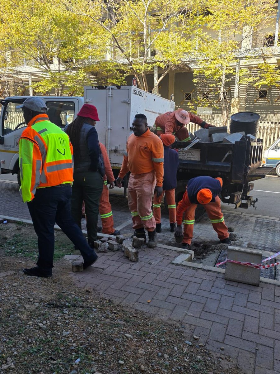 CityofJoburgZA's tweet photo. @MyJRA @Loyiso_Masuku @DadaMorero @JoburgMPD @CityofJoburgEMS @CRUMRegionA There is some activity from Region D as well, where teams are on the ground at Walter Sisulu Square. #AcceleratedServiceDelivery #JoburgServices ^LM https://t.co/BuPoYWN1HO