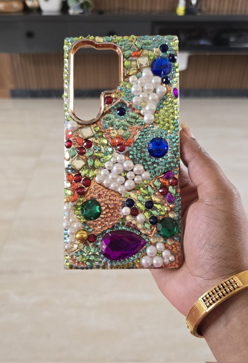 SneRaghu's tweet image. Best out of waste 🤭

Gave a makeover to my phonecase with some art suppy I had at home 🥰

#Timepass