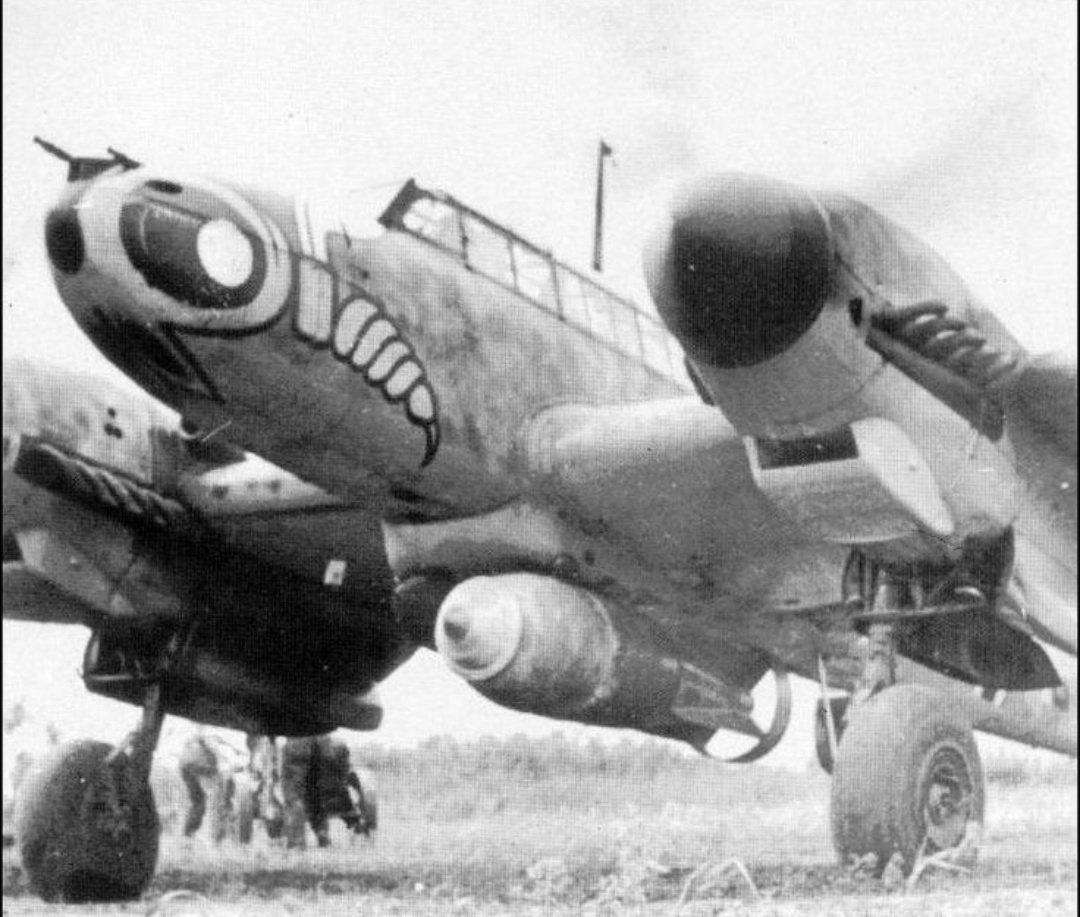 Tokkotai___'s tweet photo. Aunque no relacionada aprovecho para compartir esta 📸 de un Bf-110F de la #Zerstörergeschwader 1 #Wespe con una carga de bombas asimétrica en el soporte ventral, consistente en una SC1000 de 1000kg y una casi oculta SC250 de 250kg en algún lugar del #Ostfront
#WW2 #Luftwaffe https://t.co/uKIrvuUjgj